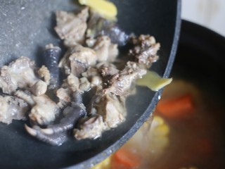 8、冬至美食 营养滋补的山药炖鸡汤,鸡肉连同姜片一起放入砂锅中。