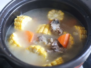 9、冬至美食 营养滋补的山药炖鸡汤,加满水。