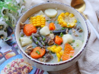 15、冬至美食 营养滋补的山药炖鸡汤,连喝三碗都不够。