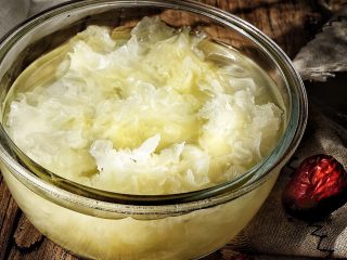 3、养颜润肺 红枣百合银耳甜汤,泡好的银耳去掉黄色的蒂