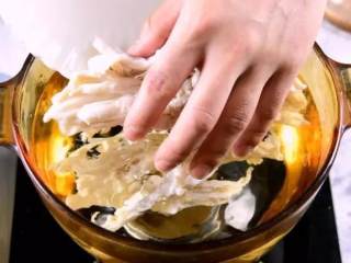 1、香卤鸭掌（好吃得不得了）,鸭掌冷水入锅