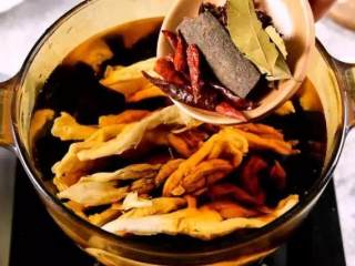 2、香卤鸭掌（好吃得不得了）,依次倒入料酒、生抽、老抽等调料