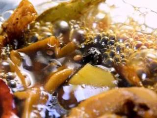 3、香卤鸭掌（好吃得不得了）,煮开后开中火煮30分钟，再转大火收汁即可