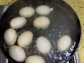 3、女生都要吃的猪脚姜,把鸡蛋煮熟