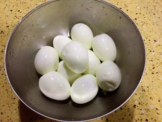5、女生都要吃的猪脚姜,煮好的鸡蛋去壳备用