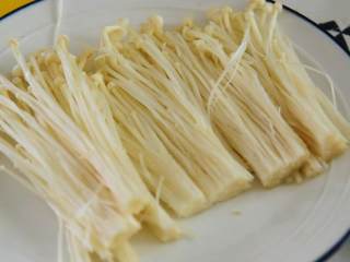 1、鲜辣开胃的剁椒金针菇，吃一次就上瘾,金针菇去根，撕成小朵摆盘。