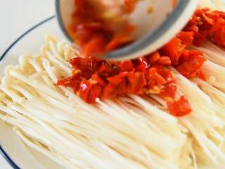 2、鲜辣开胃的剁椒金针菇，吃一次就上瘾,铺上剁椒，大火蒸10分钟。