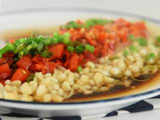 3、鲜辣开胃的剁椒金针菇，吃一次就上瘾,撒上葱花、淋上蒸鱼鼓油、浇上热油即可。