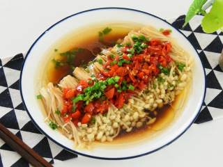 4、鲜辣开胃的剁椒金针菇，吃一次就上瘾,多吃金针菇能提高身体免疫力哦