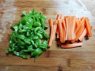 1、蒜香泡椒味干,胡萝卜去皮切条，泡椒去籽切成条