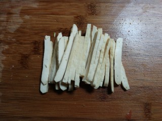 2、蒜香泡椒味干,味干切条