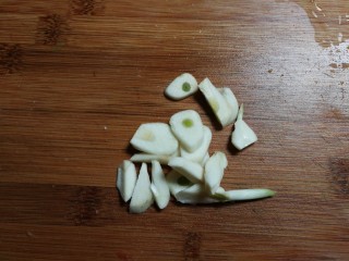 3、蒜香泡椒味干,蒜瓣剥去皮切成片