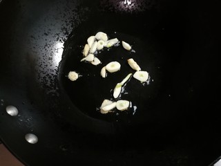 4、蒜香泡椒味干,热锅凉油放入蒜片煎出香味