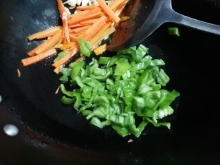 6、蒜香泡椒味干,放入泡椒翻炒片刻