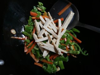 7、蒜香泡椒味干,放入味干翻炒片刻