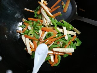 8、蒜香泡椒味干,放入半小勺盐