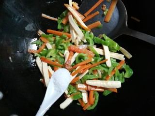 9、蒜香泡椒味干,放入半小勺糖