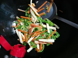 11、蒜香泡椒味干,放入适量生抽