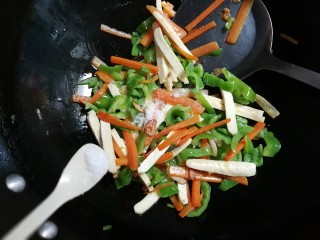 10、蒜香泡椒味干,放入少许味精