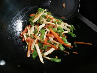 12、蒜香泡椒味干,翻炒均匀