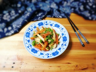 13、蒜香泡椒味干,出锅盛盘