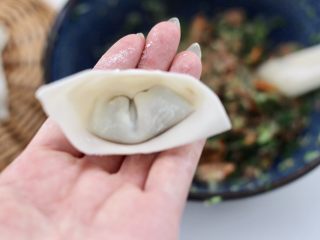13、小白菜磷虾大馅馄饨,把馄饨两边捏在一起就可以了。