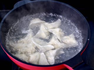 15、小白菜磷虾大馅馄饨,锅中倒入适量的清水烧开，加入包好的馄饨。