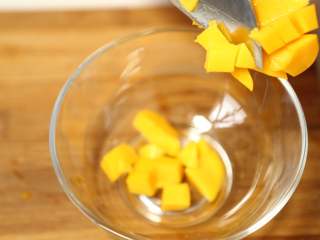 5、美味甜点-芒果黑米甜甜,将芒果切成小块备用