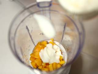 7、美味甜点-芒果黑米甜甜,再加入酸奶