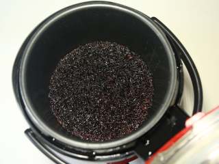 9、美味甜点-芒果黑米甜甜,黑米饭蒸好后，稍稍放凉