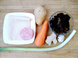 1、胡辣汤(家庭简易版),准备食材。