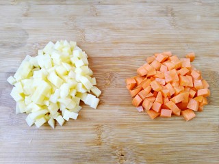 3、胡辣汤(家庭简易版),土豆,胡萝卜切小丁。