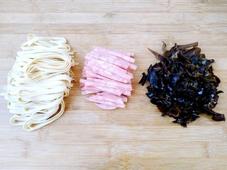 4、胡辣汤(家庭简易版),千张,火腿,黑木耳切丝。