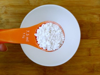 5、胡辣汤(家庭简易版),准备一个小碗,加入大约8g淀粉,再加入大约20ml清水把淀粉调开备用。
