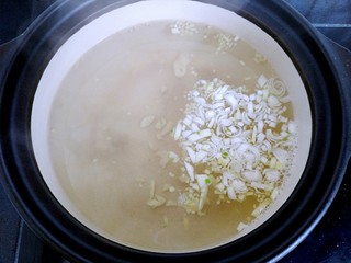 7、胡辣汤(家庭简易版),水开后放入葱姜蒜沫,煮大约两分钟。