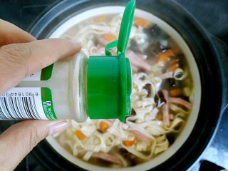 11、胡辣汤(家庭简易版),放入5g白胡椒粉。