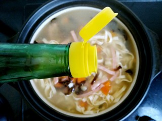 12、胡辣汤(家庭简易版),倒入香醋20ml,搅拌均匀。