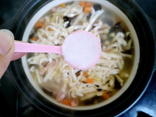 10、胡辣汤(家庭简易版),放入3g食盐。