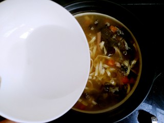 13、胡辣汤(家庭简易版),倒入调好的淀粉,一边搅拌一边倒入,直至汤汁浓稠。