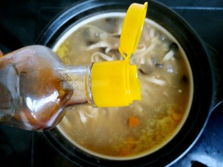 15、胡辣汤(家庭简易版),倒入芝麻油,搅拌均匀即可关火。