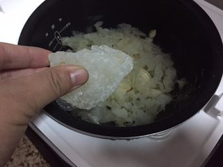 6、强心益气，滋补美容的银耳百合枸杞汤,加入冰糖一块；