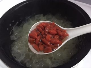 9、强心益气，滋补美容的银耳百合枸杞汤,待程序结束还有5分钟左右，加入冲洗好的枸杞；