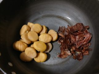 2、小米南瓜板栗甘薯粥,剥去外面的皮