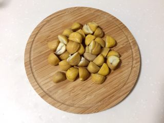 3、小米南瓜板栗甘薯粥,对开切成小块备用