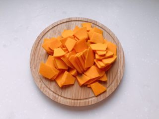 4、小米南瓜板栗甘薯粥,南瓜去皮切小薄片