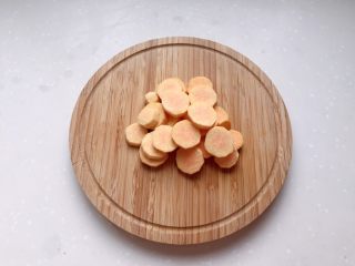 5、小米南瓜板栗甘薯粥,甘薯去皮切厚片