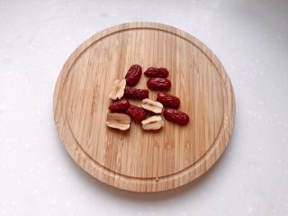 6、小米南瓜板栗甘薯粥,红枣对开切去核