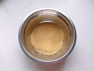 7、小米南瓜板栗甘薯粥,小米洗净