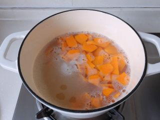 8、小米南瓜板栗甘薯粥,锅中放入适量水,加入小米和南瓜煮开