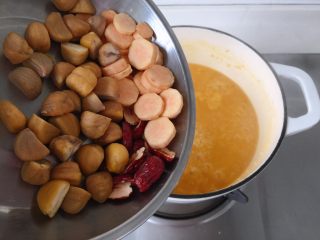 11、小米南瓜板栗甘薯粥,加入板栗、甘薯和红枣